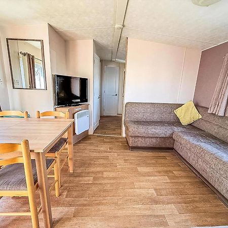10 Berth Caravan For Hire At Seawick Holiday Park In Essex Ref 27102Sw クラクトン・オン・シー エクステリア 写真