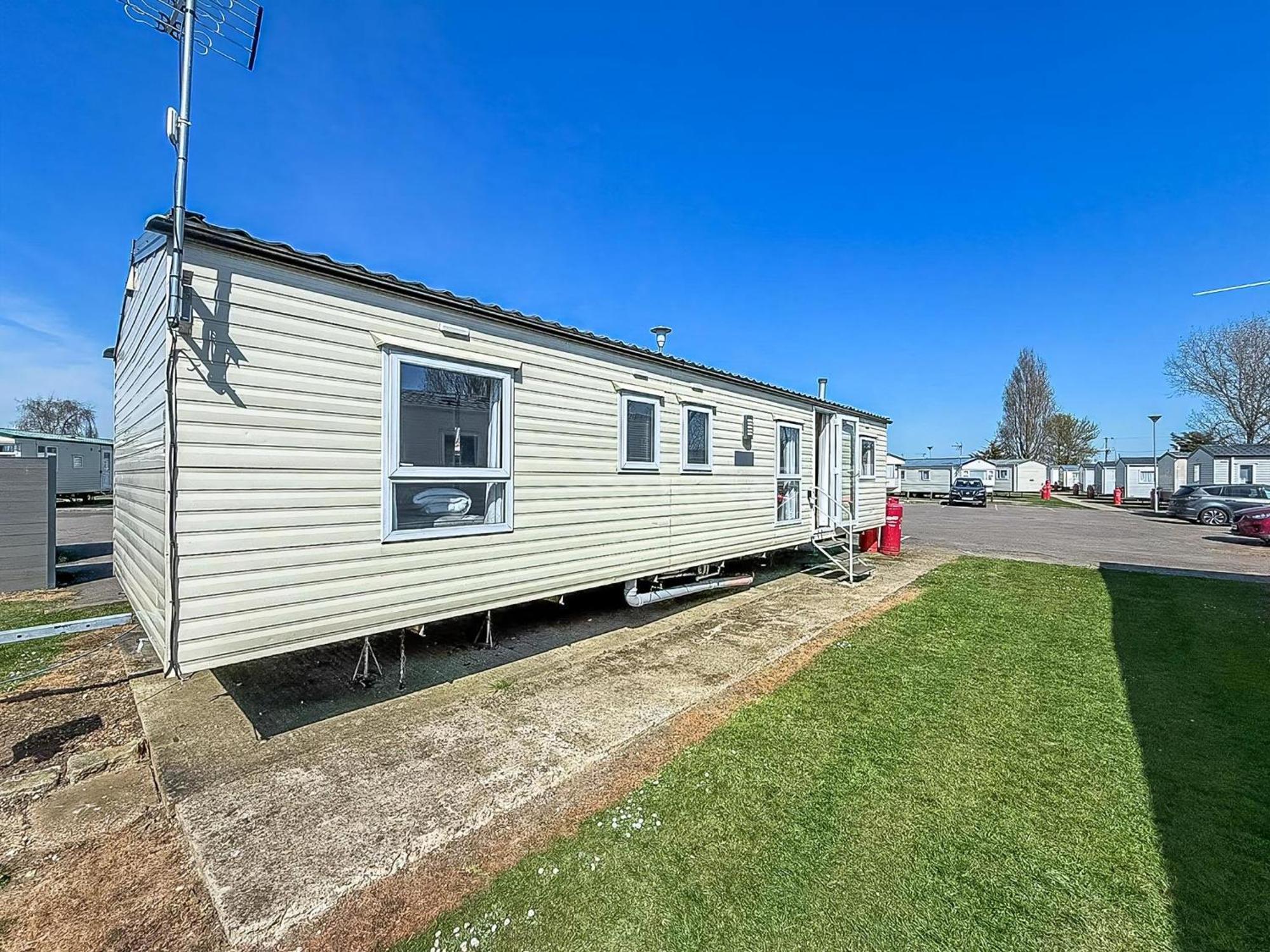 10 Berth Caravan For Hire At Seawick Holiday Park In Essex Ref 27102Sw クラクトン・オン・シー エクステリア 写真