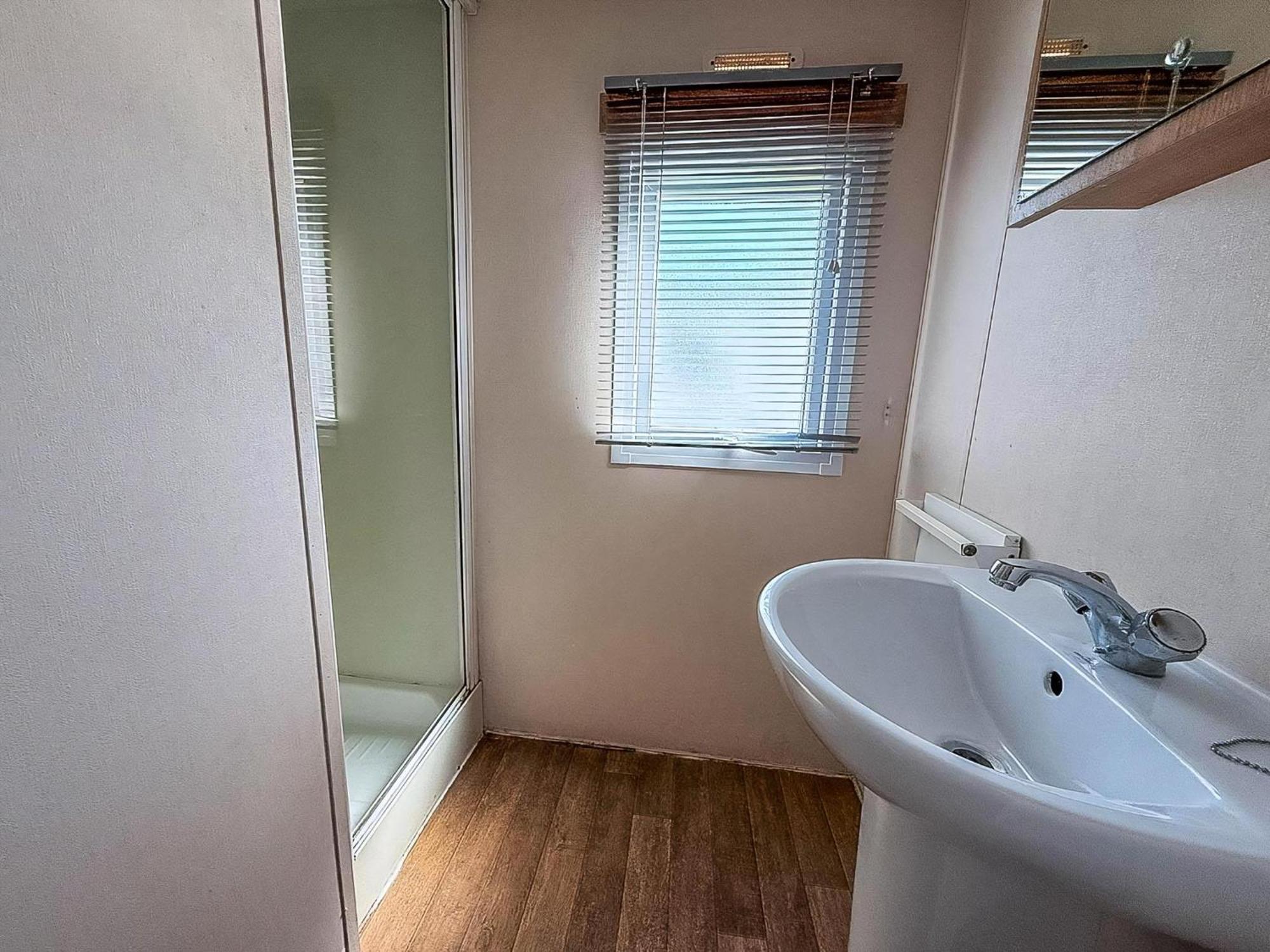 10 Berth Caravan For Hire At Seawick Holiday Park In Essex Ref 27102Sw クラクトン・オン・シー エクステリア 写真