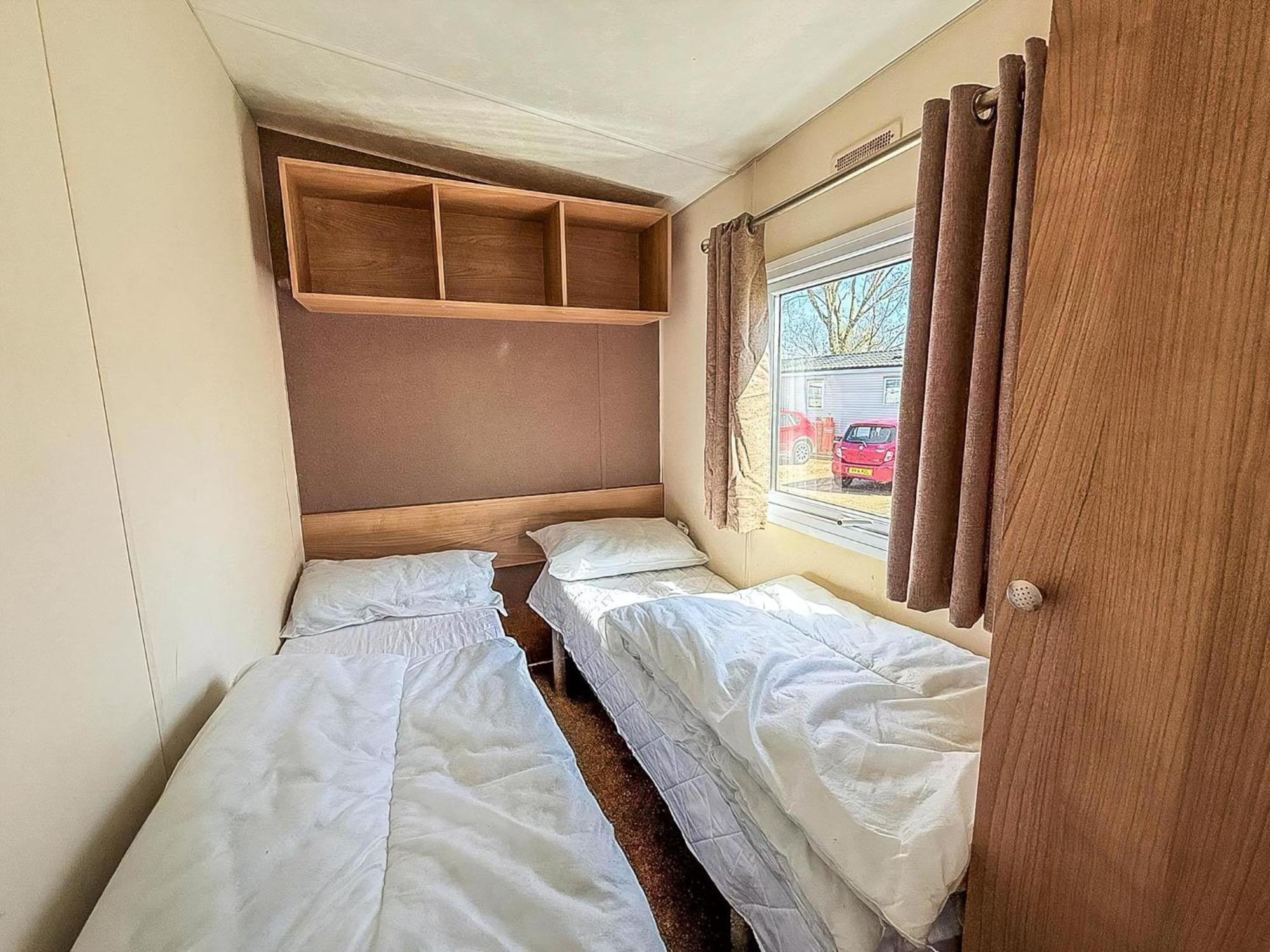 10 Berth Caravan For Hire At Seawick Holiday Park In Essex Ref 27102Sw クラクトン・オン・シー エクステリア 写真