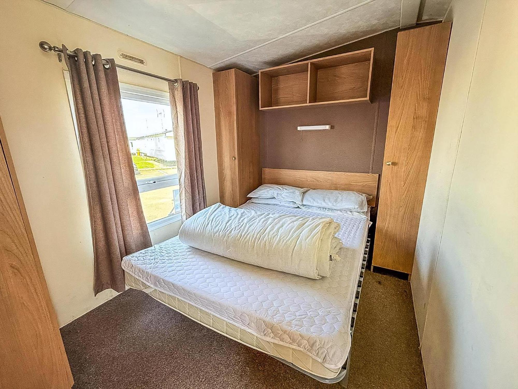 10 Berth Caravan For Hire At Seawick Holiday Park In Essex Ref 27102Sw クラクトン・オン・シー エクステリア 写真