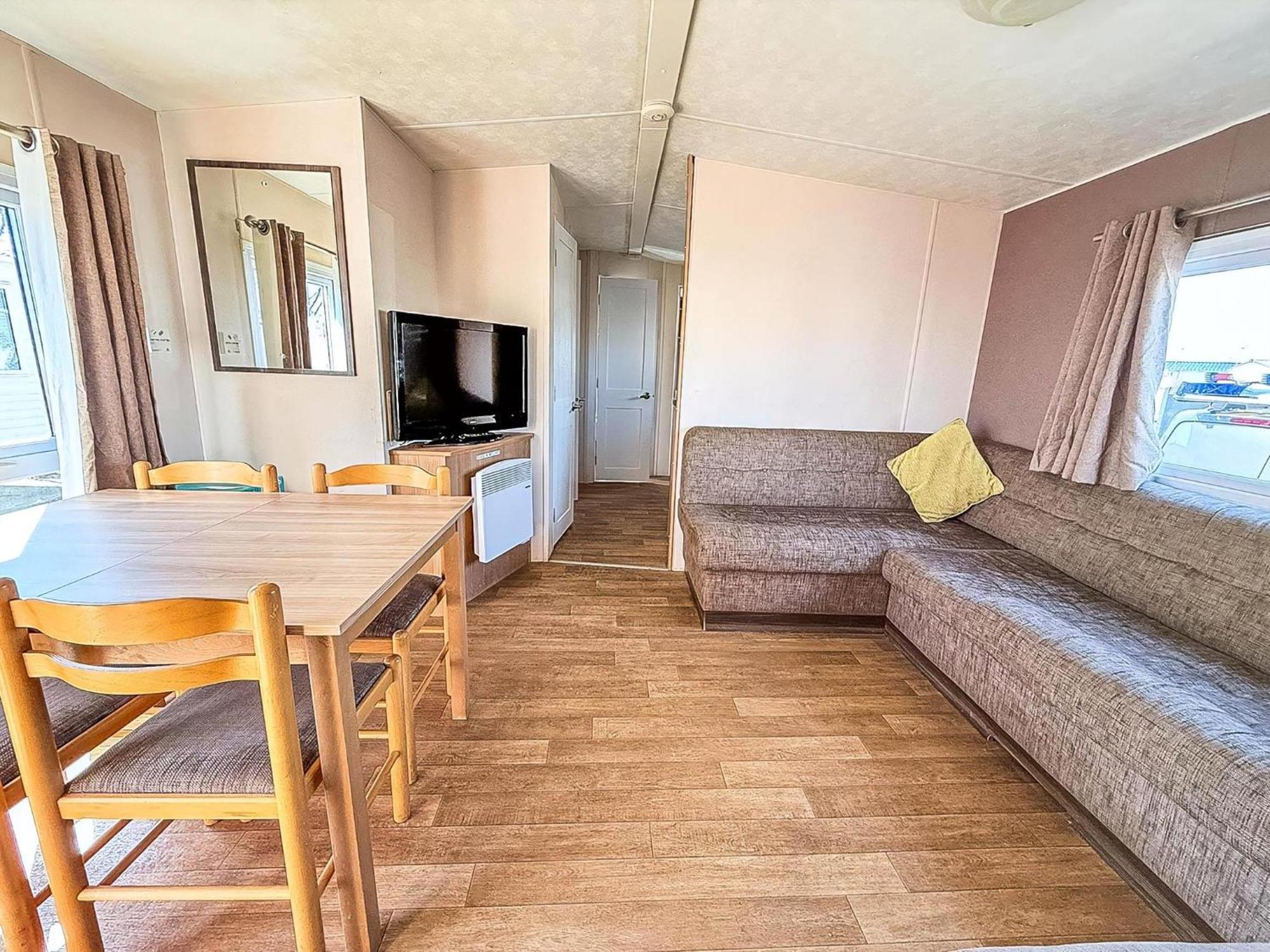 10 Berth Caravan For Hire At Seawick Holiday Park In Essex Ref 27102Sw クラクトン・オン・シー エクステリア 写真