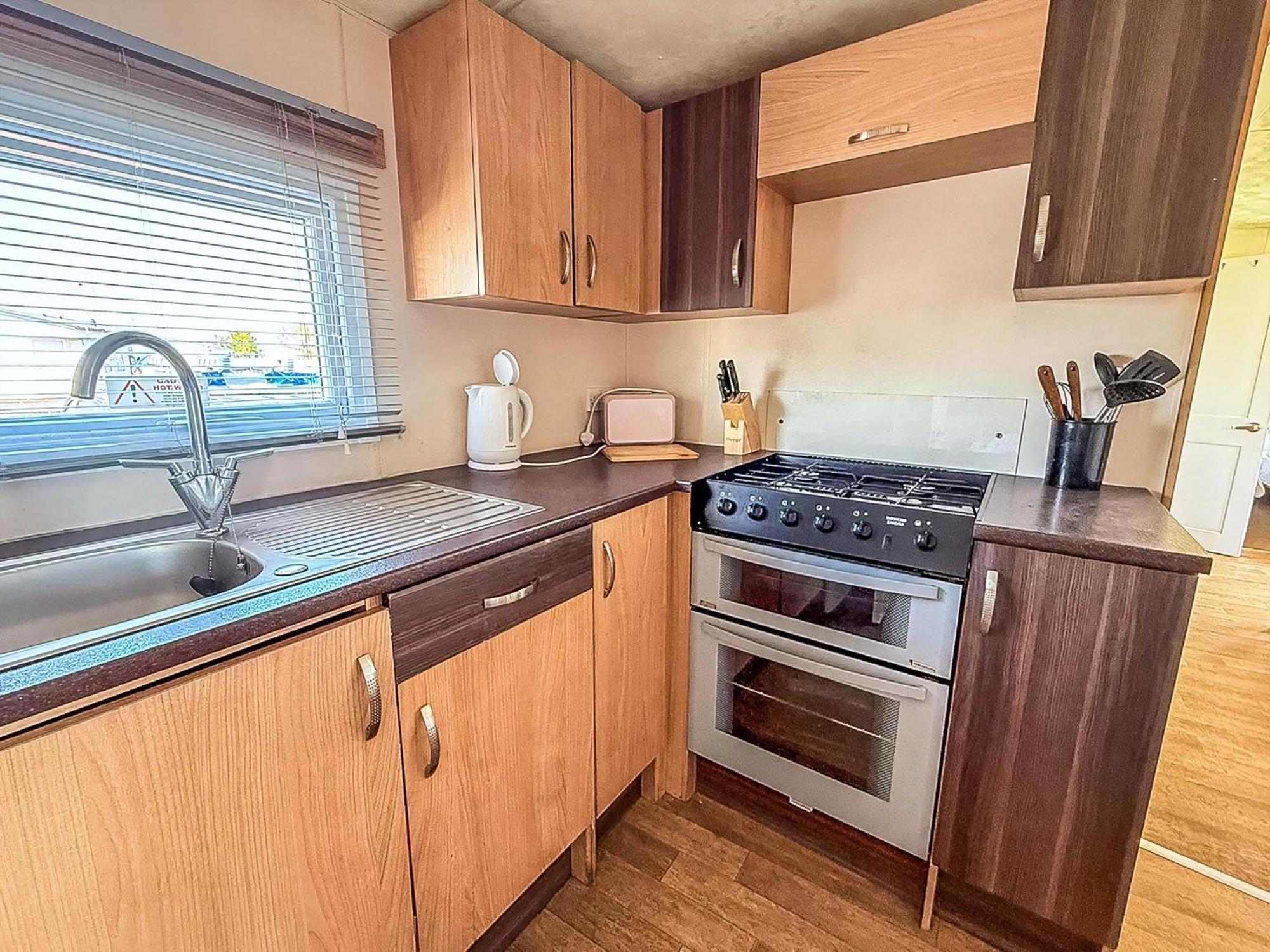 10 Berth Caravan For Hire At Seawick Holiday Park In Essex Ref 27102Sw クラクトン・オン・シー エクステリア 写真