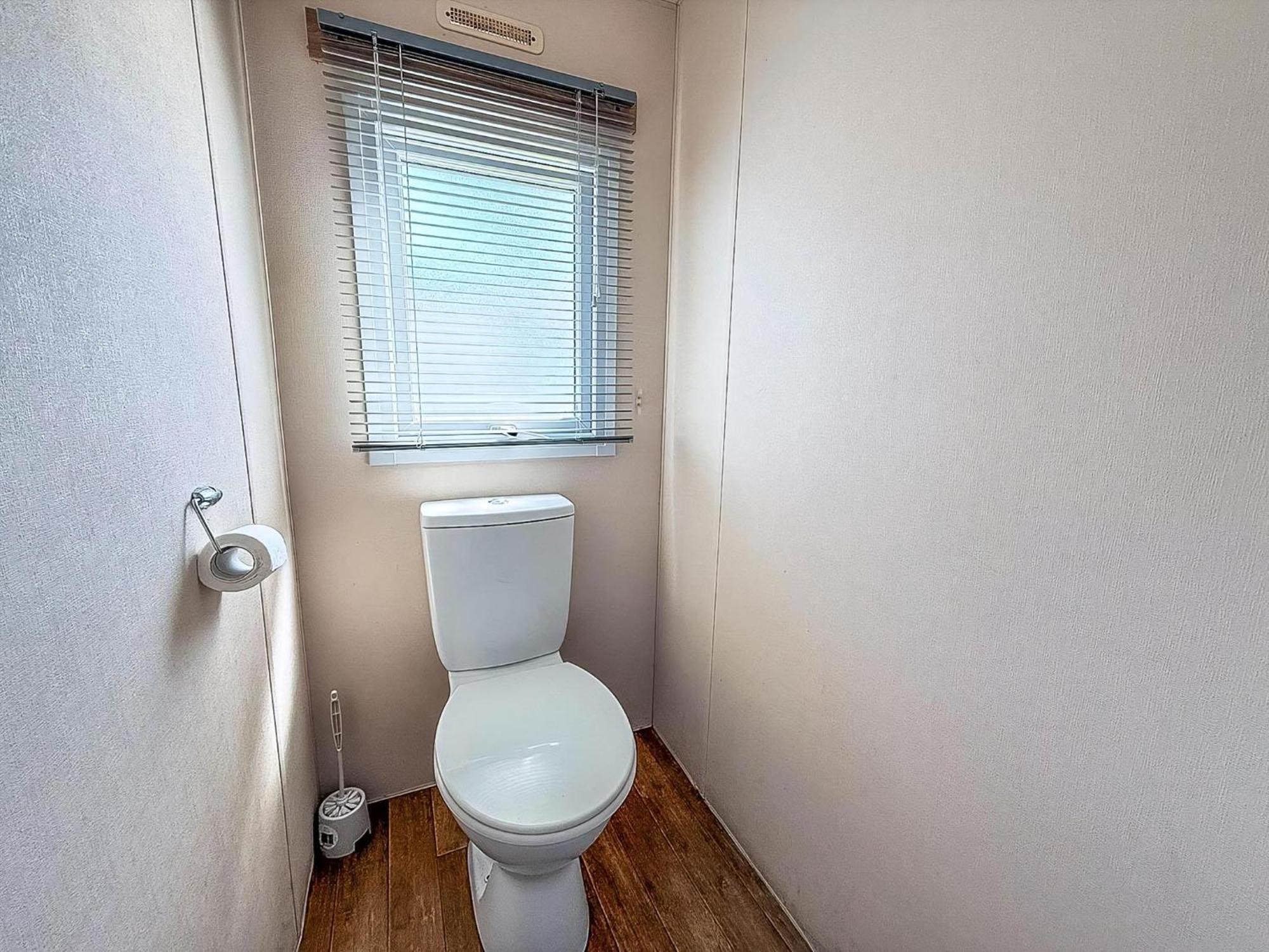 10 Berth Caravan For Hire At Seawick Holiday Park In Essex Ref 27102Sw クラクトン・オン・シー エクステリア 写真