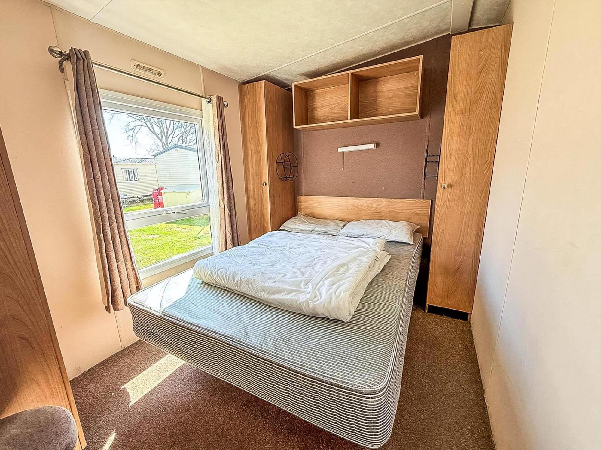 10 Berth Caravan For Hire At Seawick Holiday Park In Essex Ref 27102Sw クラクトン・オン・シー エクステリア 写真