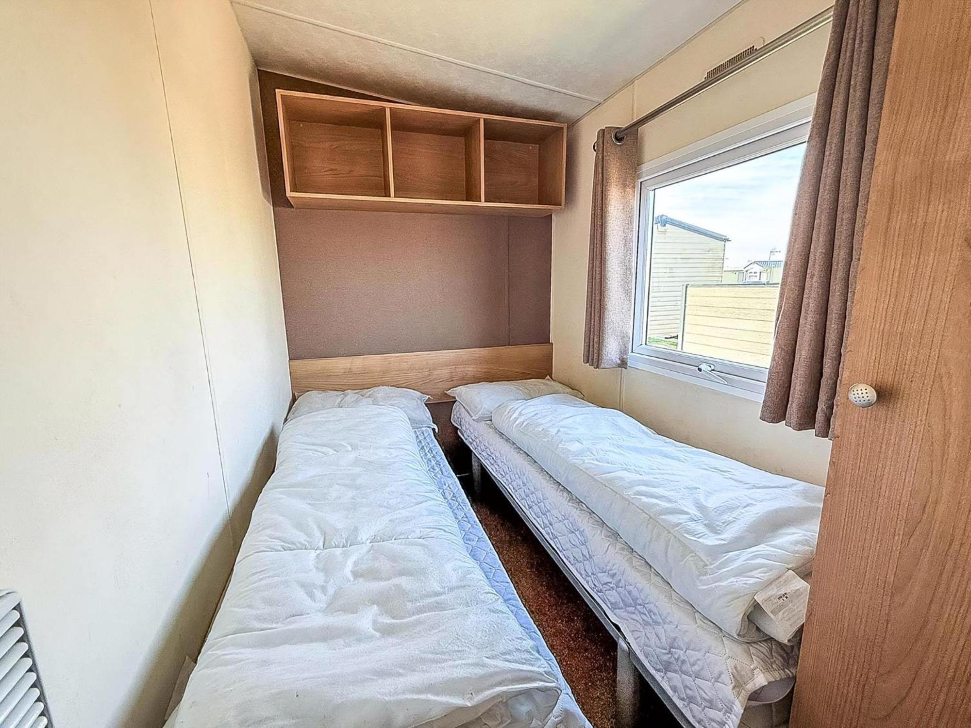 10 Berth Caravan For Hire At Seawick Holiday Park In Essex Ref 27102Sw クラクトン・オン・シー エクステリア 写真